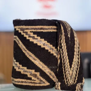 Mochila Arhuaca de lana de ovejo grande con diseño geométrico tradicional tejida a mano por mujeres Arhuacas de la Sierra Nevada de Santa Marta.