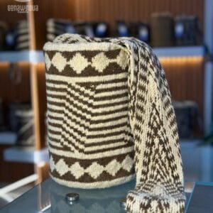 Mochila Arhuaca de lana de ovejo, diseño Kaballu Inguna (Camino de Caballo)