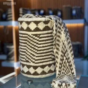 Mochila Arhuaca de lana de ovejo, diseño Kaballu Inguna (Camino de Caballo)