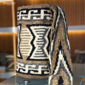 Mochila Arhuaca mediana de lana de ovejo, diseños Makʉru y Cutía