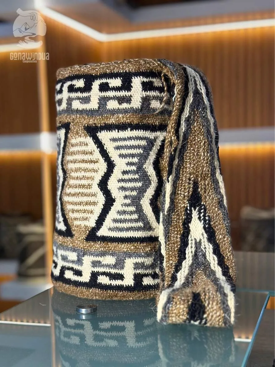 Mochila Arhuaca mediana de lana de ovejo, diseños Makʉru y Cutía